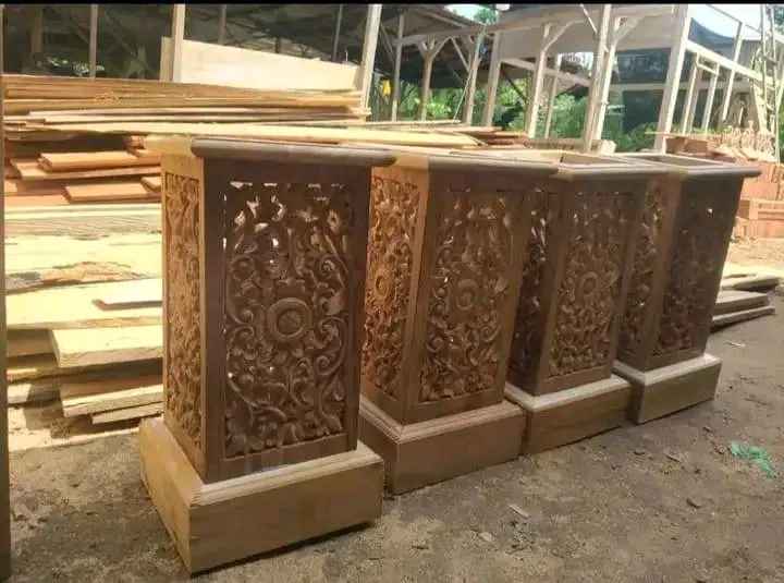 Konsol Kayu Teras Rumah Minimalis